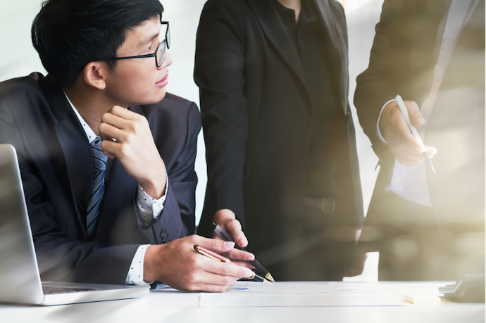 ผู้บริหารรุ่นใหม่กำลังรับคำแนะนำจาก Shadow CEO ในการสืบทอดธุรกิจครอบครัว