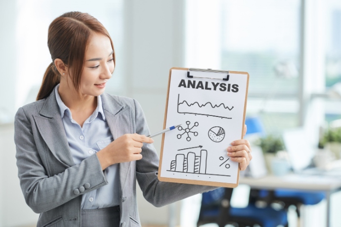 นักธุรกิจนำเสนอข้อมูลเพื่อทำ Audience Analysis วิเคราะห์พฤติกรรมผู้บริโภค&nbsp;