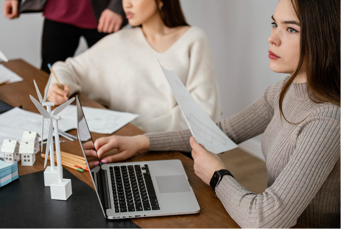 ทีมงานประชุมเพื่อหารือว่า Physical Risk คืออะไรและจะรับมือกับสิ่งนั้นได้อย่างไร