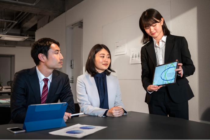 นักธุรกิจวิเคราะห์ข้อมูลซัปพลายเชนและมาตรฐาน OECD สำหรับการปรับตัวของ SME ไทย