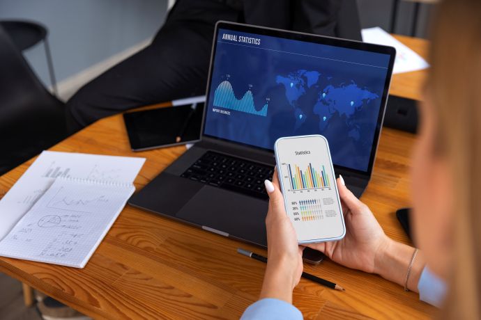 ผู้ประกอบการตรวจสอบกราฟและสถิติยอดขายเพื่อทำ Data Monetization