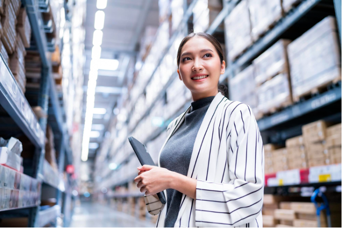 ผู้บริหารหญิงตรวจสอบคลังสินค้าเพื่อวางแผน Supply Chain Diversification&nbsp;