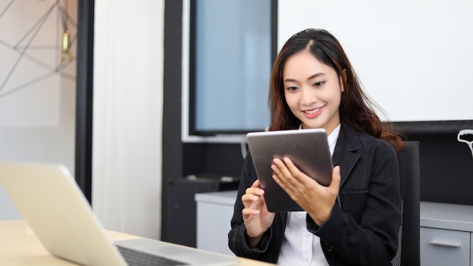 พนักงานใช้ระบบ AI เพื่อจัดการภาระงานและเพิ่มประสิทธิภาพ SME Productivity ในยุคดิจิทัล