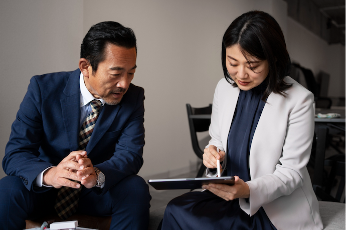 ผู้บริหารอาวุโสให้คำแนะนำระหว่างวางแผนงาน สะท้อนบทบาท Executive Coach สำหรับทายาทธุรกิจ