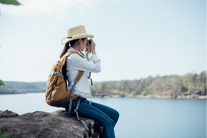 นักเดินทางหญิงถ่ายภาพธรรมชาติ สะท้อนแนวคิด Micro-Retirement และการท่องเที่ยวระยะยาว