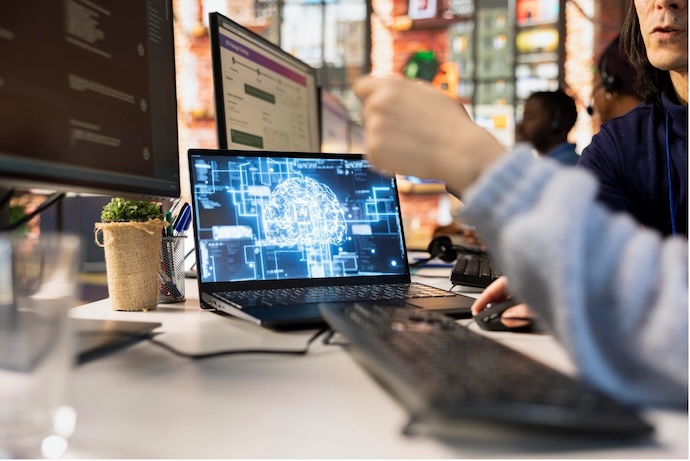 ทีมงานกำลังใช้ระบบ AI บนคอมพิวเตอร์ เพื่ออธิบายว่า AI Agent คืออะไร