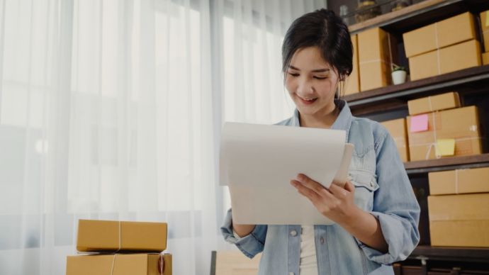 เจ้าของธุรกิจ Sme ตรวจสอบและบันทึกข้อมูลสินค้าเพื่อเตรียมทำระบบตรวจสอบย้อนกลับ