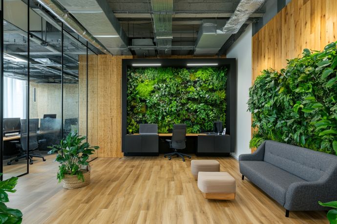 การจัดออฟฟิศตามแนวคิด Biophilic Design ที่ตกแต่งด้วยผนังต้นไม้ วัสดุไม้ และพื้นที่นั่งพัก