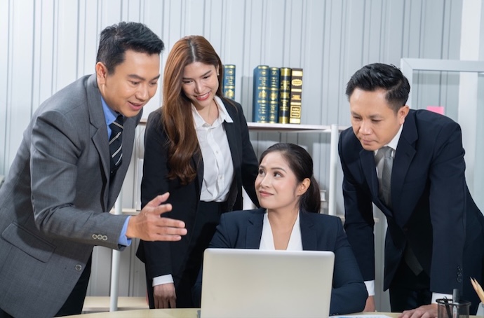 ทีมงานในองค์กรกำลังประชุมโดยมีระบบ AI Agent for Teams ช่วยสนับสนุนข้อมูล