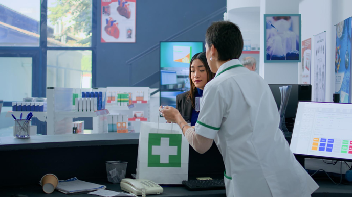 เจ้าหน้าที่ร้านขายยาให้คำแนะนำลูกค้าภายใน Health Hub สะท้อนแนวคิดการค้าปลีกเชิงสุขภาพยุคใหม่