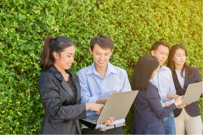 ทีมงานที่ทำงานร่วมกันเพื่อหากลยุทธ์ที่ดีที่สุดสำหรับการทำ Cause Marketing