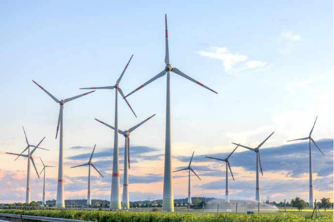 กังหันลมผลิตพลังงานหมุนเวียน สื่อถึง Energy Resilience และกลยุทธ์กระจายความเสี่ยงพลังงาน