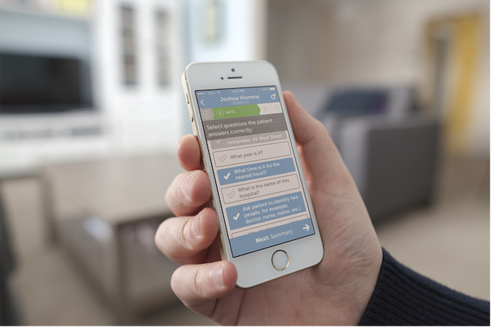 ลูกค้ากำลังกดกรอกแบบสอบถามบนมือถือ เพื่อให้ข้อมูลความสนใจกับแบรนด์ในรูปแบบ Zero-Party Data