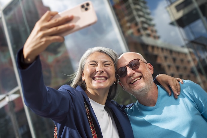 ผู้สูงวัยพบปะเพื่อนใหม่ หนึ่งในไลฟ์สไตล์ของผู้บริโภคยุค Longevity Economy