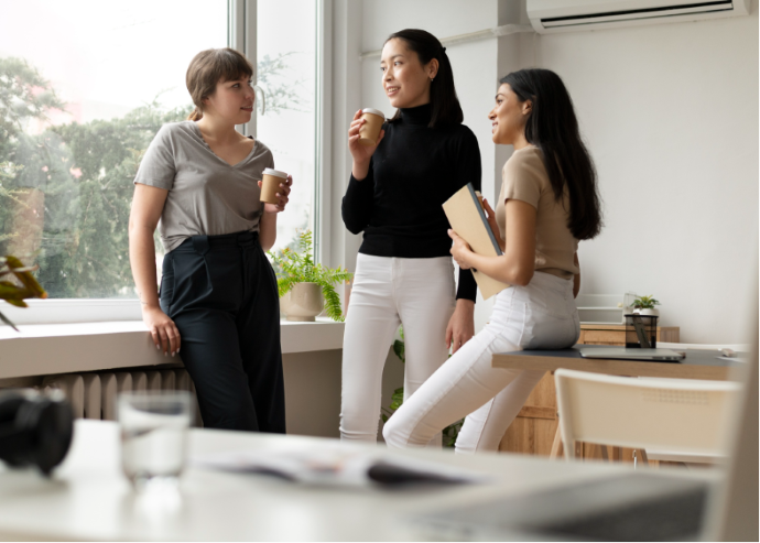 พนักงานพูดคุยและพักระหว่างวันในออฟฟิศที่ตกแต่งตามแนวคิด Workplace Wellness