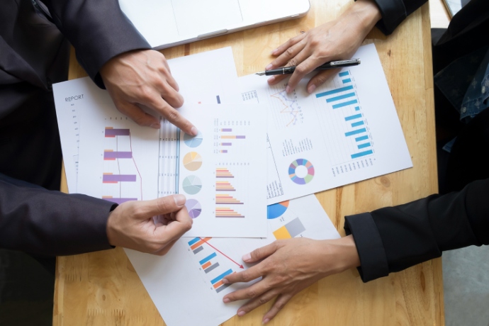 ทีมการตลาดทำ Audience Analysis จากรายงานและกราฟข้อมูล เพื่อวิเคราะห์พฤติกรรมผู้บริโภค