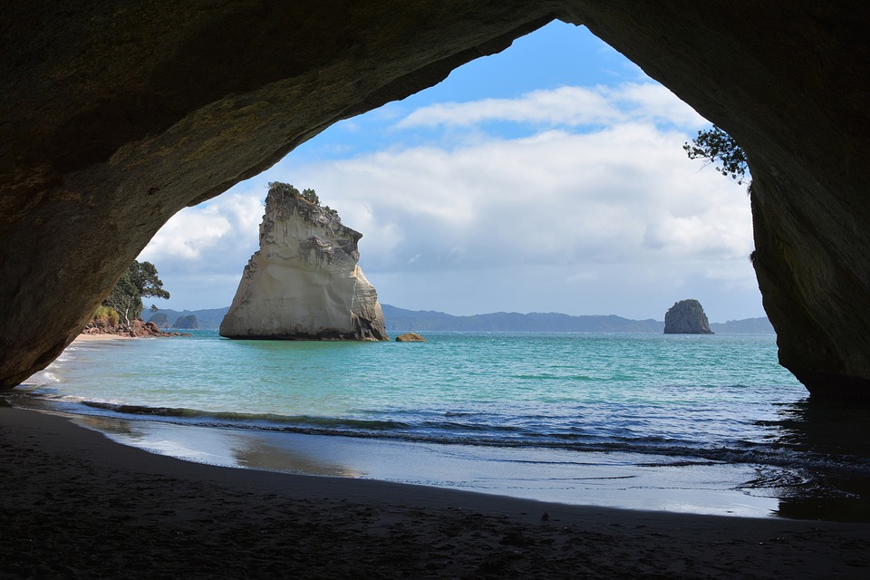 ย่ำเท้าสำรวจนิวซีแลนด์ ส่อง Cathedral Cove อุโมงค์หินธรรมชาติ ที่งดงามราวต้องมนต์สะกด ย่ำเท้าสำรวจนิวซีแลนด์ ส่อง Cathedral Cove อุโมงค์หินธรรมชาติ ที่งดงามราวต้องมนต์สะกด
